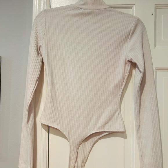 SO Goods for Life White Ribbed Cutout Long Sleeve Bodysuit – Size Small - Picture 3 of 6
